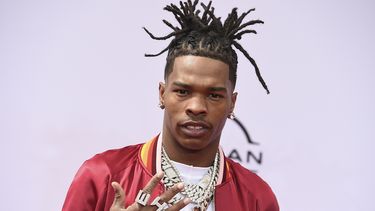 En esta fotografía del 27 de junio de 2021 Lil Baby llega a la ceremonia de los Premios BET en el Teatro Microsoft en Los Angeles. La oficina del fiscal de París informó que Lil Baby fue detenido por supuestamente transportar drogas.&nbsp;