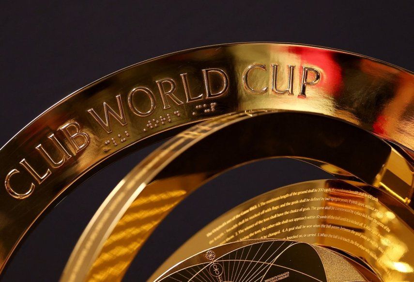 La imagen muestra el trofeo del Mundial de Clubes de la FIFA en una exhibición en París, el 4 de abril de 2025.