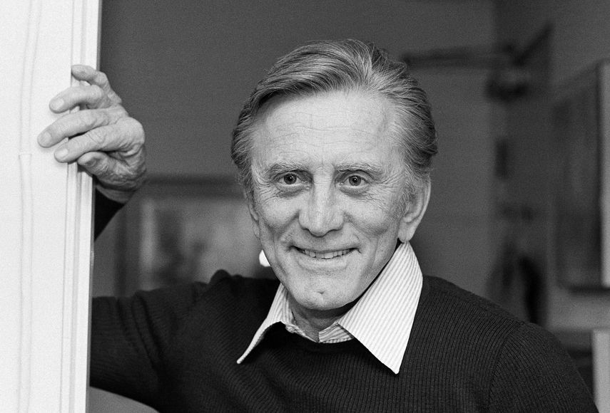 En esta imagen del 16 de noviembre de 1982, el actor Kirk Douglas en su casa de Beverly Hills, California. Douglas muri&oacute; el mi&eacute;rcoles 5 de febrero de 2020 a los 103 a&ntilde;os 103.&nbsp;