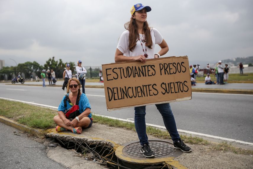 Una joven rechaza la detención de estudiantes universitarios durante la concentración denominada Gran Plantón Nacional que se realizó este lunes.