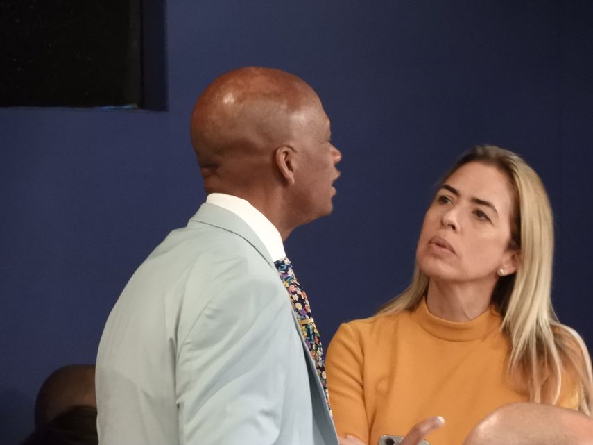 Los comisionados Oliver Gilbert III&nbsp; y Raquel Regalado conversan durante el taller presupuestario.&nbsp;