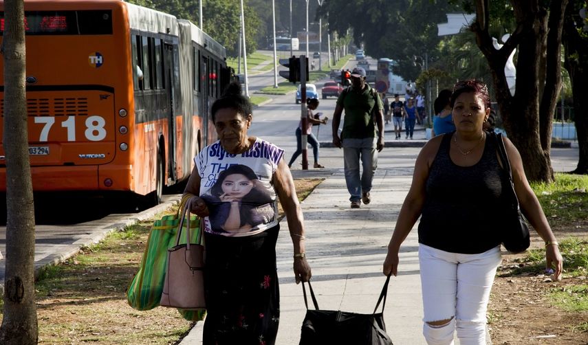 Dos mujeres cargan una maleta tras llegar en autobús a La Habana, Cuba, el jueves 27 de junio de 2019.