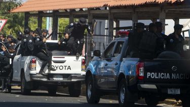 La Policía ataca a manifestantes para evitar protestas contra el dictador Daniel Ortega.