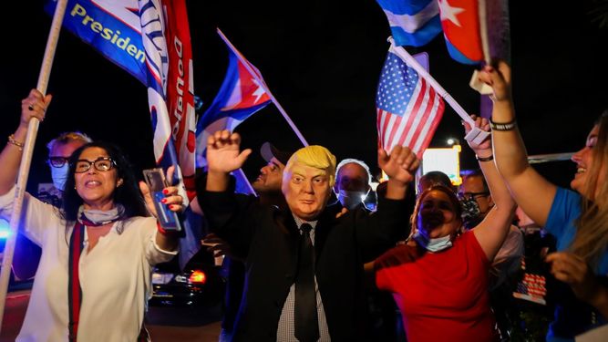 Partidarios del presidente Donald Trump se manifiestan frente al restaurante cubano Versailles en Miami, Florida, el 3 de noviembre de 2020.&nbsp;