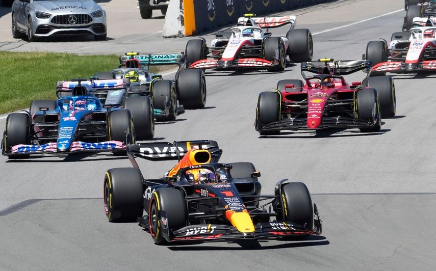 Max Verstappen lidera tras la primera curva del Gran Premio de Canadá, el domingo 19 de julio de 2022, en Montreal.