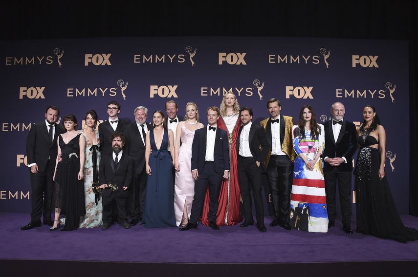 El elenco de Game of Thrones, ganador del premio a Mejor serie de drama, posa en la sala de prensa de la 71 entrega de los premios Emmy el domingo 22 de septiembre de 2019 en el Microsoft Theater, en Los Angeles. HBO prepara una secuela de la producción.