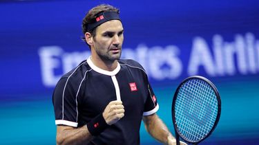 Federer, cinco veces monarca en el US Open, mejoró a una foja de 19-0 en la primera ronda de este torneo, al imponerse 4-6, 6-1, 6-2, 6-4 sobre Sumit Nagal, en el último duelo de la jornada.