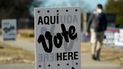 Un cartel en inglés y español indica dónde votar en San Antonio (Texas) el 14 de febrero del 2022. El electorado del sur de Texas, una región con una enorme comunidad hispana, registró una participación sin precedentes en las primarias republicanas de principios de febrero. 