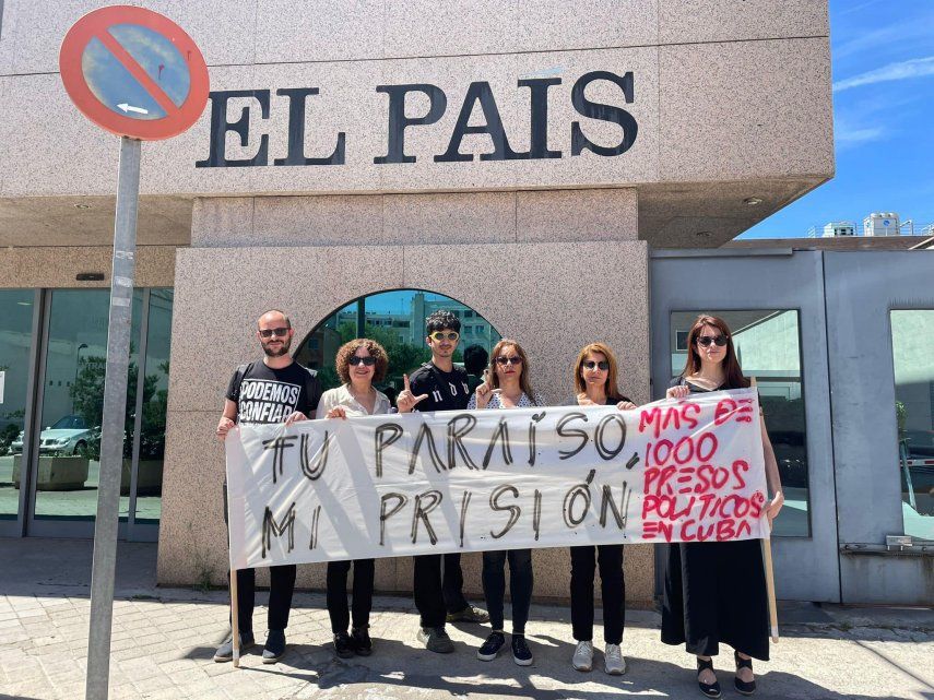 Captura de pantalla de la cuenta de la periodista Iliana Hernández en su red social Facebook, reportando la protesta en España contra el diario El País.