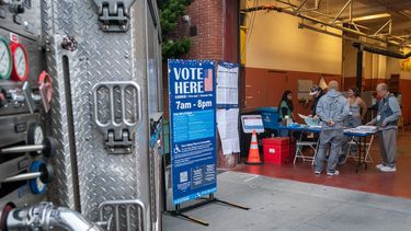 Un votante se registra antes de emitir su voto en un lugar de votación en la Estación de Bomberos 23 de San Francisco el 5 de noviembre de 2024 en San Francisco, California.