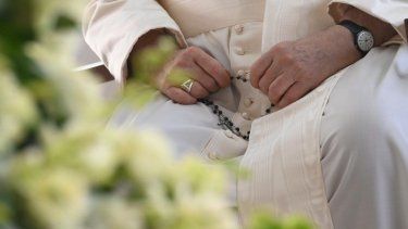 El Papa rezando el Rosario en una fotografía de archivo.