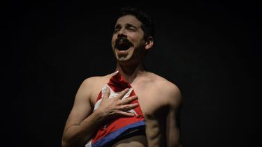 El actor y director de teatro Yerandy Basart en la pieza de microteatro Adiós a Cuba.