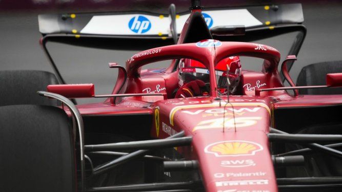 Charles Leclerc de Ferrari durante la tercera práctica del fin de semana del Gran Premio de Azerbaiyán, el sábado 14 de septiembre del 2024.