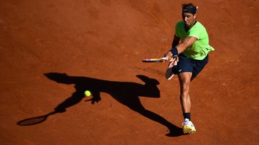 El español Rafael Nadal devuelve la pelota al australiano Alexei Popyrin durante el partido de tenis individual masculino de la primera ronda del Abierto de Francia de Roland Garros 2021 en París el 1 de junio de 2021. &nbsp;