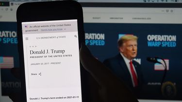 Esta imagen muestra una captura de pantalla del Departamento de Estado que dice que la presidencia de Donald Trump termina el 2021-01-11 que se muestra en un teléfono inteligente con el sitio web oficial de la Casa Blanca al fondo en Arlington, Virginia, el 11 de enero de 2021.