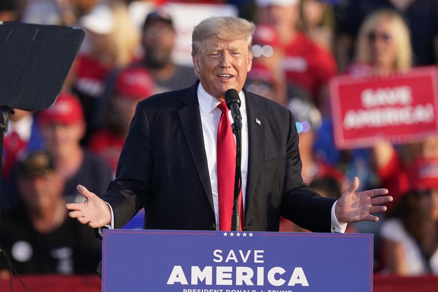 El expresidente Donald Trump habla a miles de seguidores.
