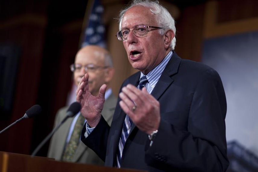 Fotografía de archivo del 14 de septiembre 2015 donde se ve al senador independiente por Vermont Bernie Sanders anunciando los detalles de su propuesta para fortalecer es sistema Seguridad Social durante una rueda de prensa