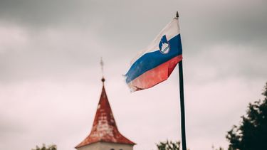 Imagen referencial con la bandera de Eslovenia.