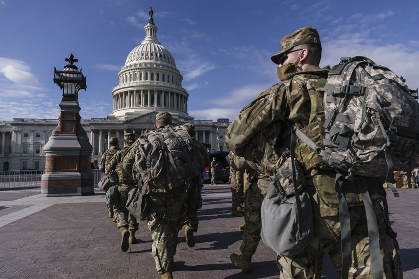 Las tropas de la Guardia Nacional refuerzan la seguridad alrededor del Capitolio de los Estados Unidos para la toma de posesión del presidente electo Joe Biden, en Washington.