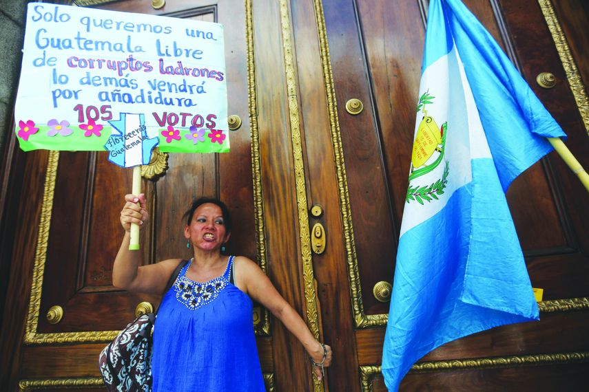 Manifestantes cercaron el Congreso&nbsp; en Ciudad Guatemala en un evidente rechazo de los guatemaltecos a la corrupción. &nbsp;Una mujer reclama un gobierno justo libre de corrupción.&nbsp;  &nbsp;
