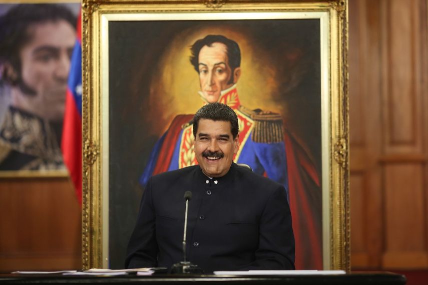 Fotografía cedida por la Oficina de Prensa de Miraflores, de Nicolás&nbsp;Maduro durante un encuentro con medios internacionales.