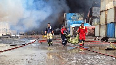 Los bomberos trasladan a una víctima en el lugar de la explosión ocurrida un día antes en el muelle del puerto de Shahid Rajaee, al suroeste de Bandar Abbas, en la provincia iraní de Hormozgan, el 27 de abril de 2025. El incendio se desató el 27 de abril, unas 24 horas después de que una enorme explosión arrasara el mayor puerto comercial de Irán, causando la muerte de al menos 28 personas y dejando a más de 1.000 heridos, según la Media Luna Roja.