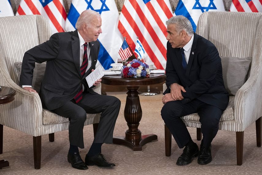 El presidente Joe Biden, y el primer ministro de Israel, Yair Lapid, hablan con reporteros tras una reunión en Jerusalén, el 14 de julio de 2022.