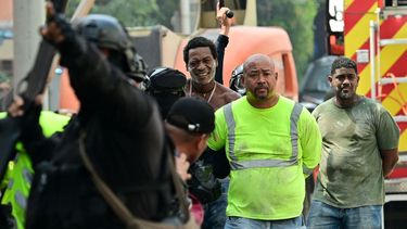 Los manifestantes son detenidos por agentes de la policía antidisturbios durante una protesta contra un proyecto de ley que está siendo discutido por la Cámara de Diputados para aumentar la edad de jubilación en tres años en la Ciudad de Panamá el 12 de febrero de 2025.&nbsp; 