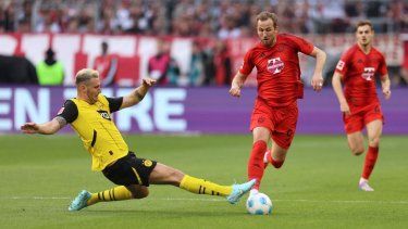 El defensa alemán #25 del Dortmund, Niklas Suele (izq.), y el delantero inglés #09 del Bayern Múnich, Harry Kane, disputan el balón durante el partido de fútbol de la primera división alemana, la Bundesliga, entre el Bayern Múnich y el Borussia Dortmund en Múnich, sur de Alemania, el 12 de abril de 2025.