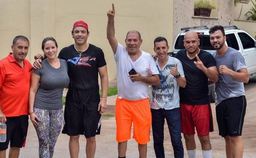 El hermano del ex campeón estaba con su esposa y sus hijos cuando habría intentado impedir un robo.