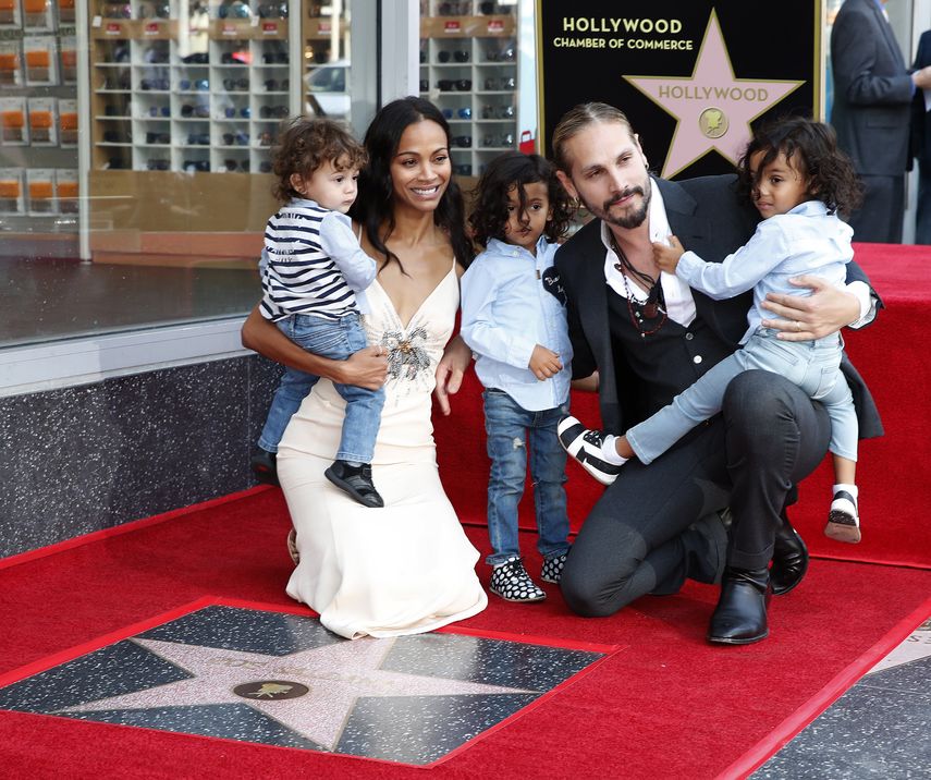 La actriz Zoe Saldaña posa con su esposo, Marco Perego, y sus tres hijos, junto a su estrella en el Paseo de la Fama de Hollywood.&nbsp;