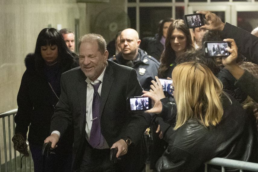 Harvey Weinstein sale de su juicio el lunes 10 de febrero de 2020, en Nueva York.