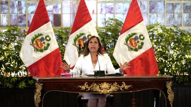 La presidenta de Perú, Dina Boluarte, da una conferencia de prensa con medios extranjeros en el palacio de gobierno en Lima, Perú, el martes 24 de enero de 2023