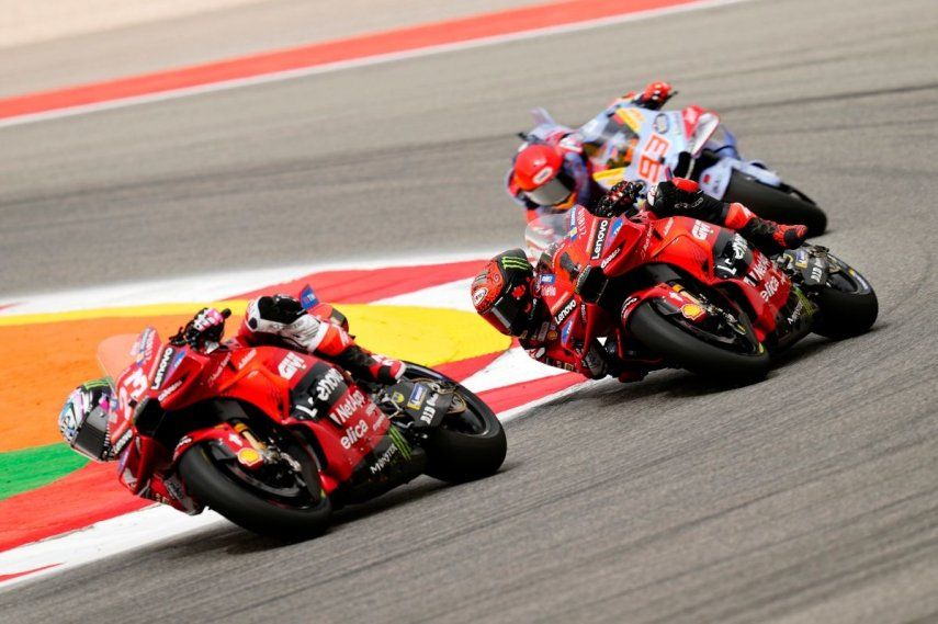 Enea Bastianini (izquierda) toma una curva, seguido por Francesco Bagnaia y Marc Márquez durante el Gran Premio de Portugal de Moto GP en Portimao, el 24 de marzo de 2024. Enea Bastianini (izquierda) toma una curva, seguido por Francesco Bagnaia y Marc Márquez durante el Gran Premio de Portugal de Moto GP en Portimao, el 24 de marzo de 2024.