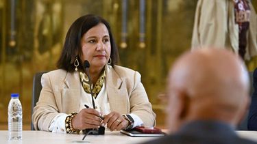 La jefa de la delegación opositora de Venezuela, Dinorah Figuera (derecha), hace un gesto durante una mesa de diálogo político —patrocinada por Estados Unidos— con el presidente de la Asamblea Nacional de Venezuela, Jorge Rodríguez (izquierda), en Caracas, el 17 de septiembre de 2026.&nbsp;
