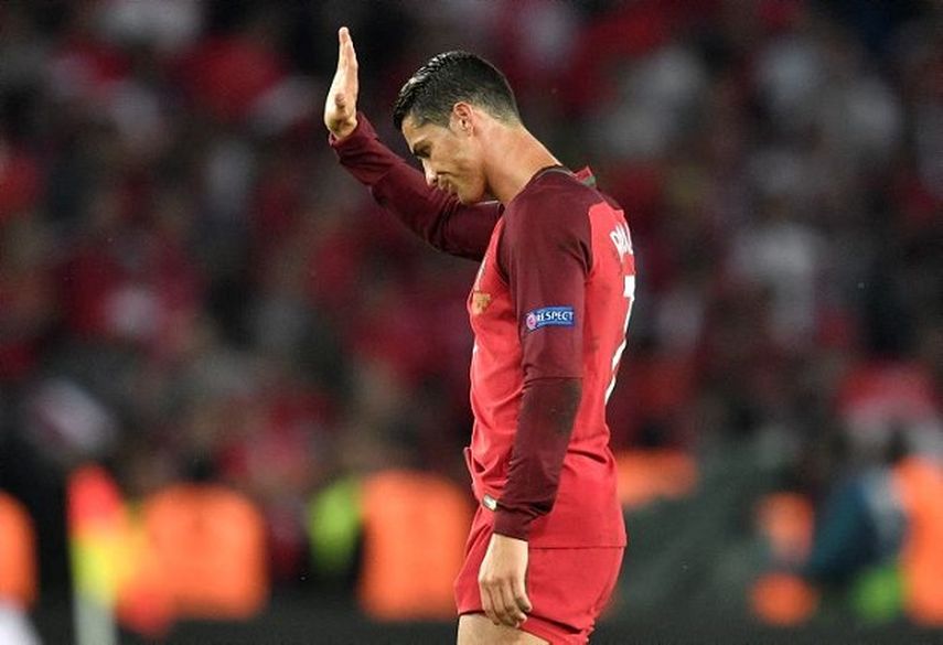 Cristiano Ronaldo tuvo el exabrupto el 22 de junio durante un paseo que el seleccionado luso hizo frente al hotel del equipo en Lyon (CORTESÍA/www.eluniversal.com)