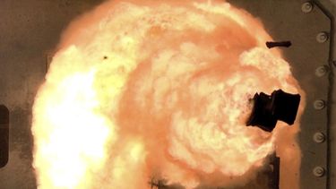 En esta foto del 23 de febrero del 2012 proveída por la Armada de Estados Unidos, una imagen de una cámara de alta velocidad captura un disparo de un prototipo de cañón electromagnético en una instalaciones de pruebas en Dahlgren, Virginia.&nbsp;