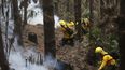 Los bomberos combaten un incendio en la región chilena del Biobio.