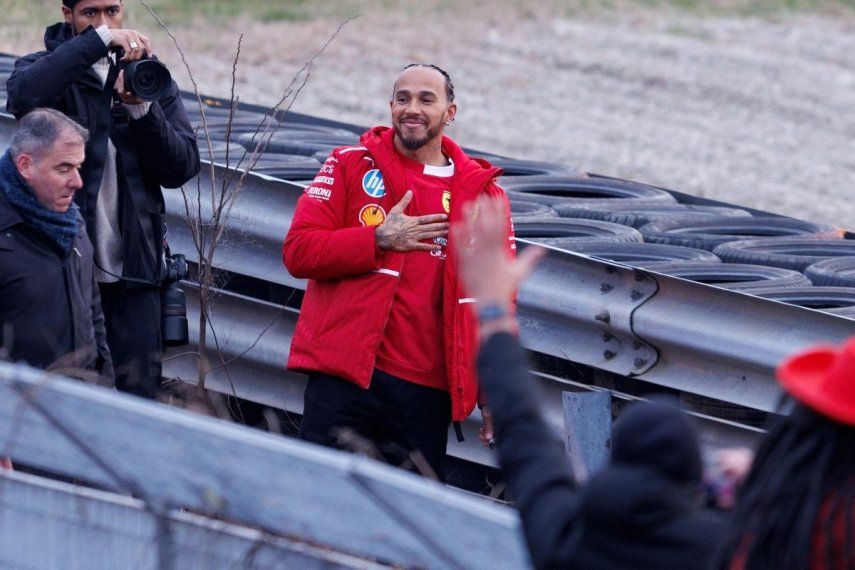 El piloto brit&aacute;nico de F&oacute;rmula 1, Lewis Hamilton, saluda a los aficionados despu&eacute;s de probar el nuevo Ferrari SF-25 durante los ensayos en el circuito de Fiorano, el 19 de febrero de 2025.