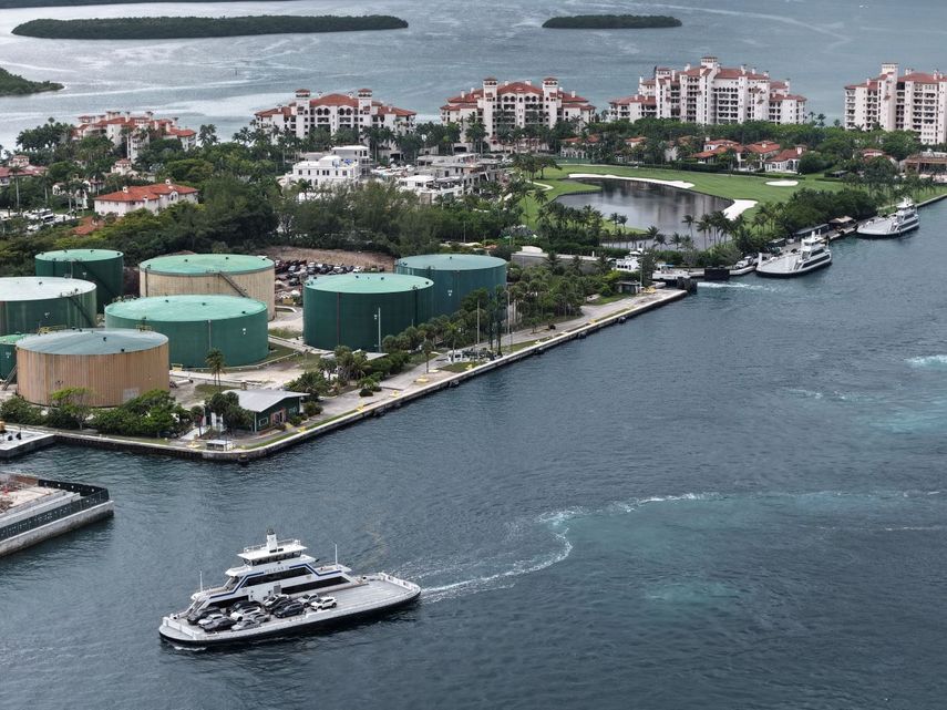 Vista aérea de la terminal de combustible ubicada en Fisher Island, el lugar que ha abastecido a barcos de carga y cruceros en PortMiami durante casi un siglo, el 02 de junio de 2026 en Miami, Florida.