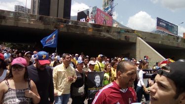 Miles de opositores marcharon este sábado en apoyo a los alcaldes de los municipios Chacao y El Hatillo, destituidos por el Tribunal Supremo de Justicia de Venezuela.