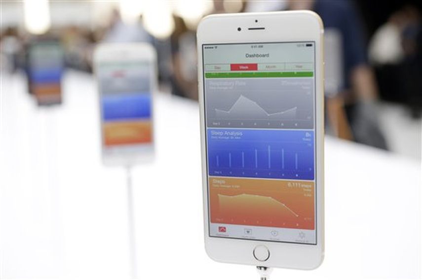 Fotografía del 9 de septiembre de 2014 que muestra al iPhone 6 Plus durante la presentación de nuevos productos de la compañía Apple. Las compañías tecnológicas deben cumplir con los rigurosos estándares de la Administración de Alimentos y Medicinas de
