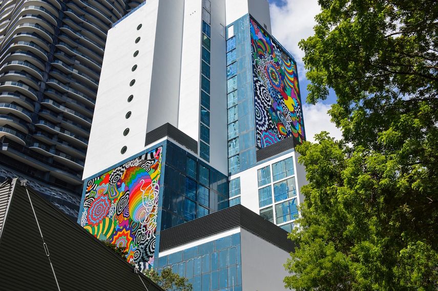 Vista de la obra de arte Cosmic Connection, de Jen Stark, desplegada en el edificio que alberga el CitizenM Hotel, en Brickell.&nbsp;