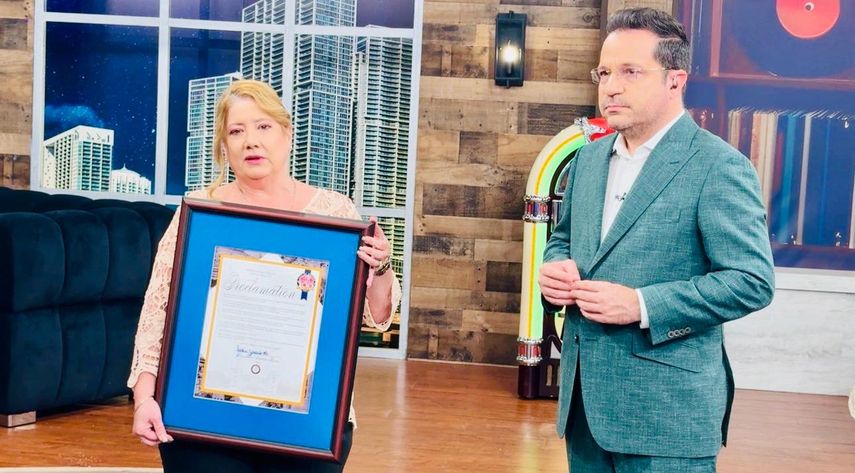 Lina Ruiz entrega a Sánchez la proclama de la alcaldesa de Hialeah al comunicador.