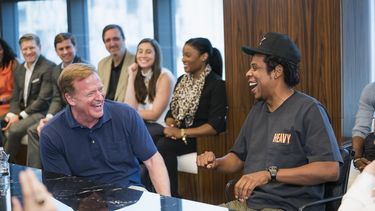 La liga no sólo usará Roc Nation como consultora para sus  espectáculos, incluyendo el medio tiempo del Super Bowl, sino que  colaborará con la empresa del rapero.&nbsp;