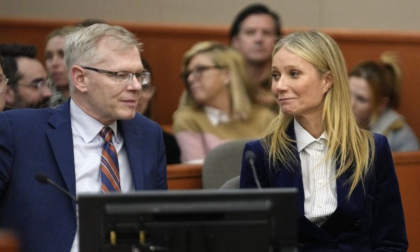 La actriz Gwyneth Paltrow y su abogado Steve Owens sonríen después de leer el veredicto en su juicio por un accidente de esquí el jueves 30 de marzo de 2023, en Park City, Utah.