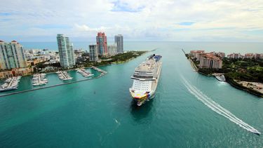 El Encore, de Norwegian Cruise Line, zarpando desde el puerto de Miami durante su viaje inaugural rumbo a Great Stirrup Cay, en las Bahamas. 