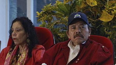 El dictador  nicaragüense Daniel Ortega (centro) y la primera dama Rosario Murillo luego de la firma del Tratado de Integración Bicentenario en Managua el 27 de octubre de 2021. .    