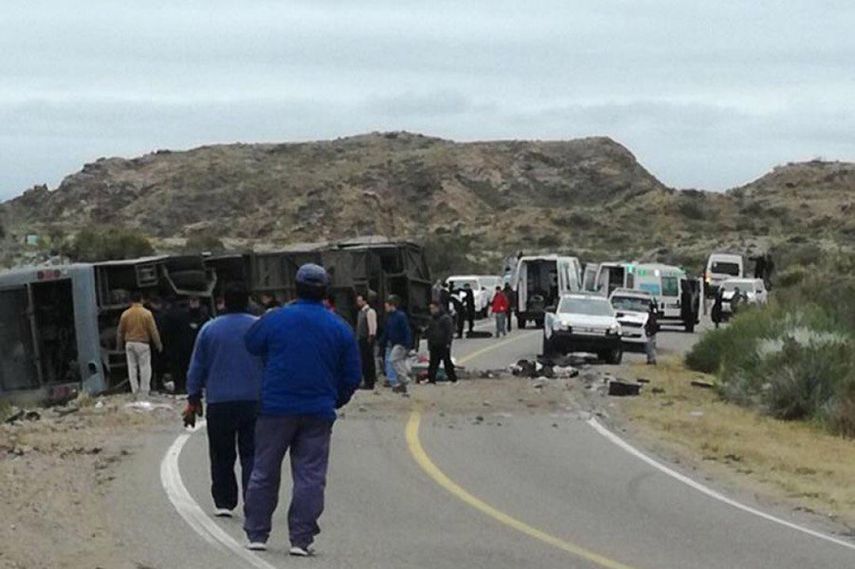 Personal de emergencias asiste al lugar en el que se volcó un autobús en una carretera de Mendoza (Argentina).