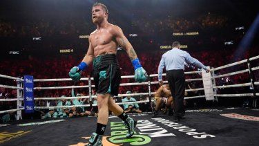 El mexicano Saúl Canelo Álvarez se aleja a su esquina luego de derribar a Jaime Munguía en una pelea por el título de los supermedianos en Las Vegas, el 4 de mayo de 2024.